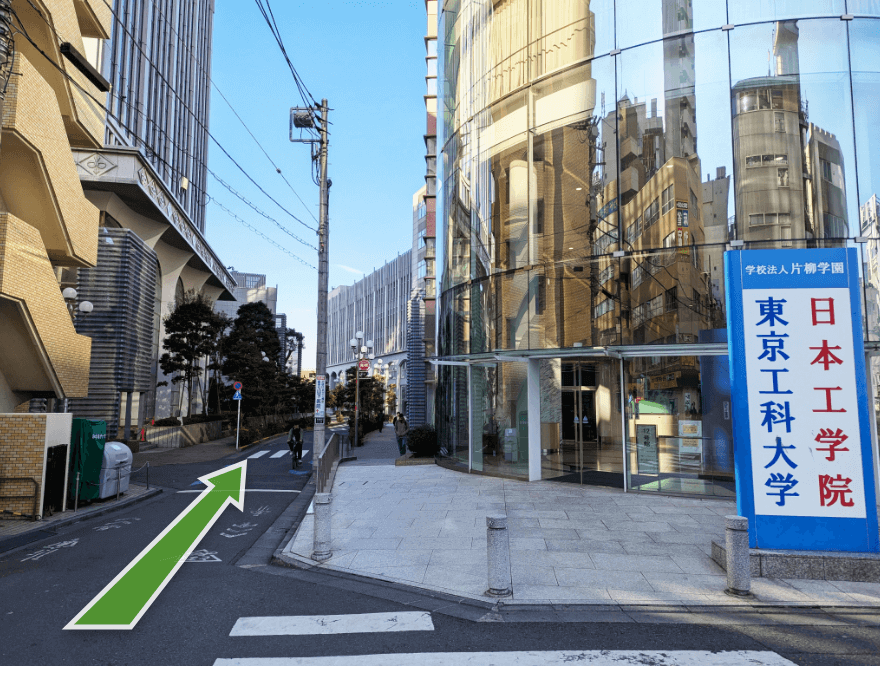 日本工学院を右手に見ながら直進します。