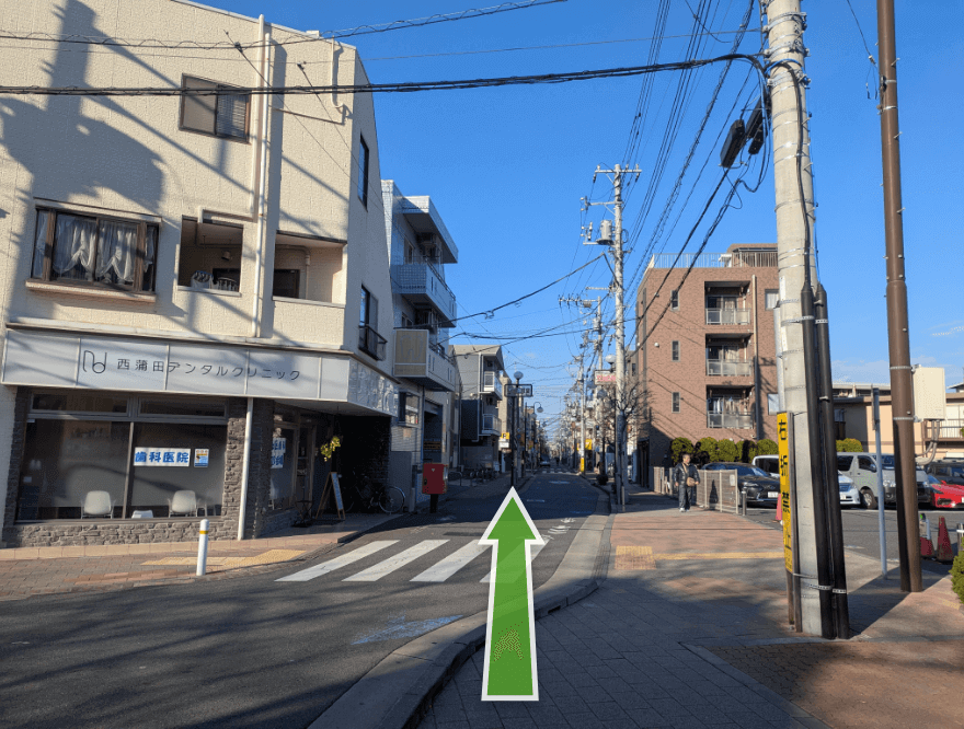 途中分岐点がありますが、右側を直進します。