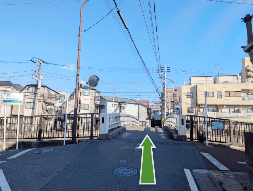 橋を渡って左に曲がります。