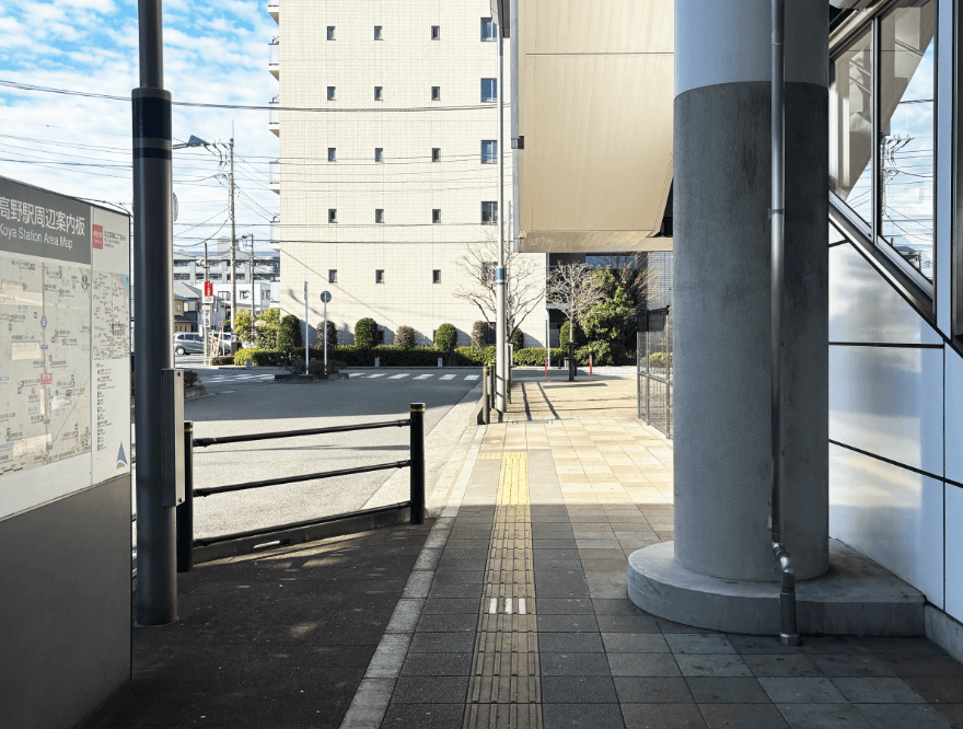 高野駅西口を出て左折、周辺案内所板の方向へ進みます。