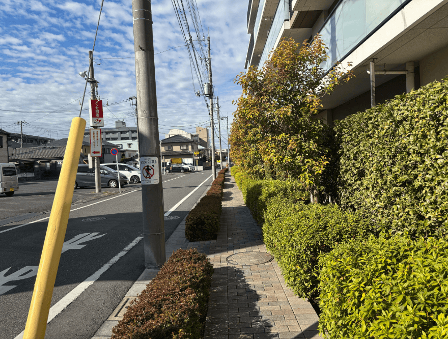 交番の手前を右折します。