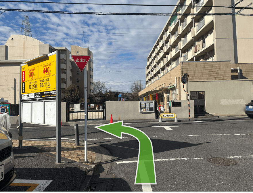 突き当りの保育園を左折します。