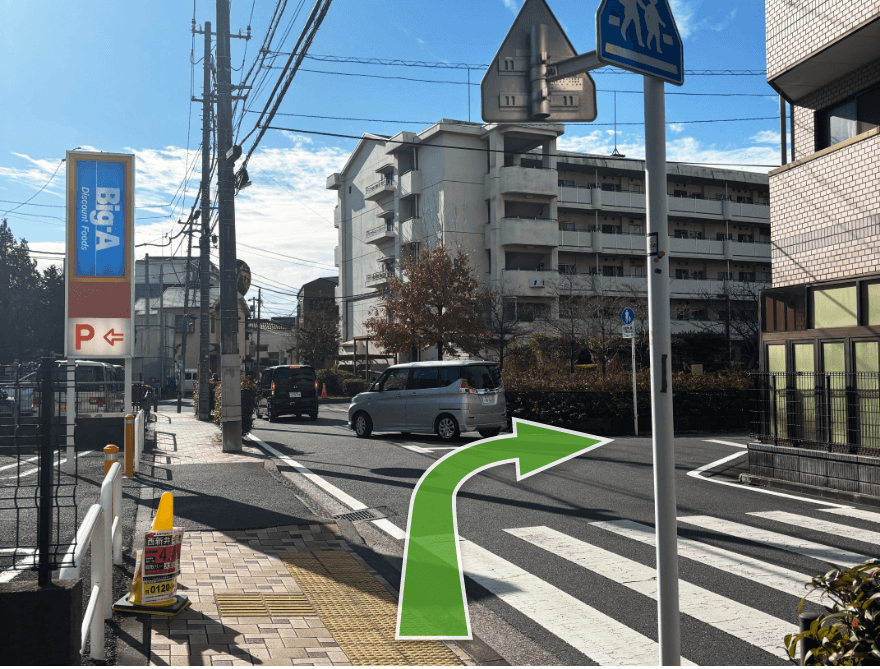 ディスカウントストアの前の横断歩道を渡り、右折し直進します。