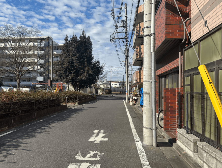 ディスカウントストアの前の横断歩道を渡り、右折し直進します。