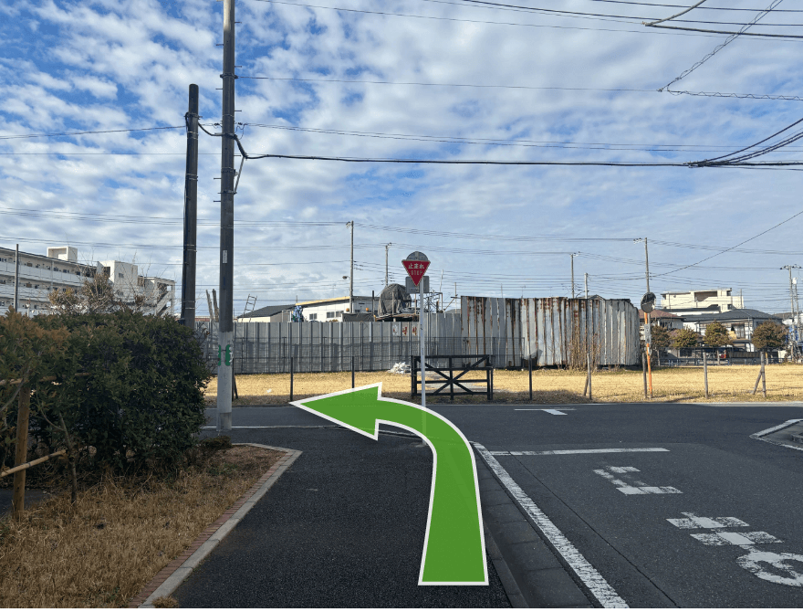 突き当りを左折すると、当園が見えます。