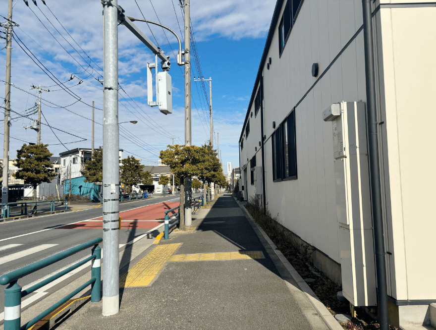 園舎沿いに歩き、大通り沿いから入ることができます。