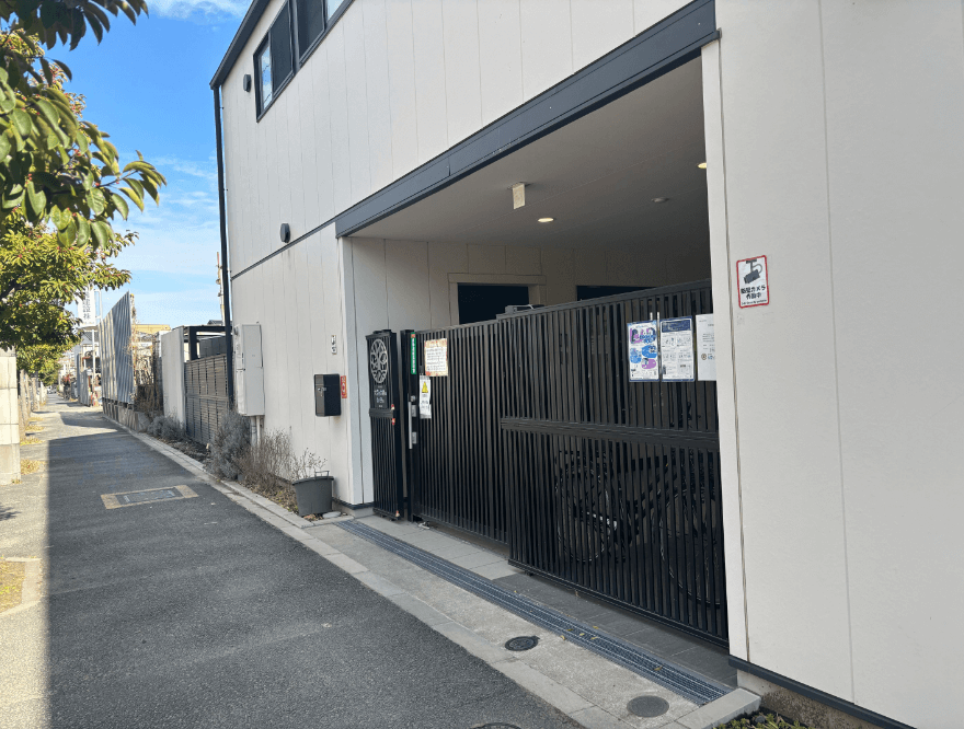 園舎沿いに歩き、大通り沿いから入ることができます。