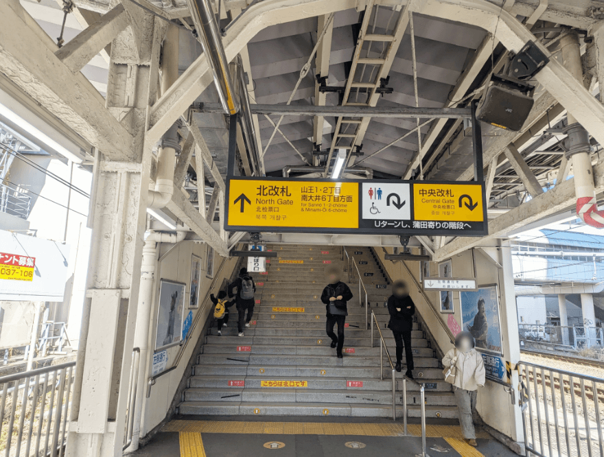 北改札を出て右折し直進します。