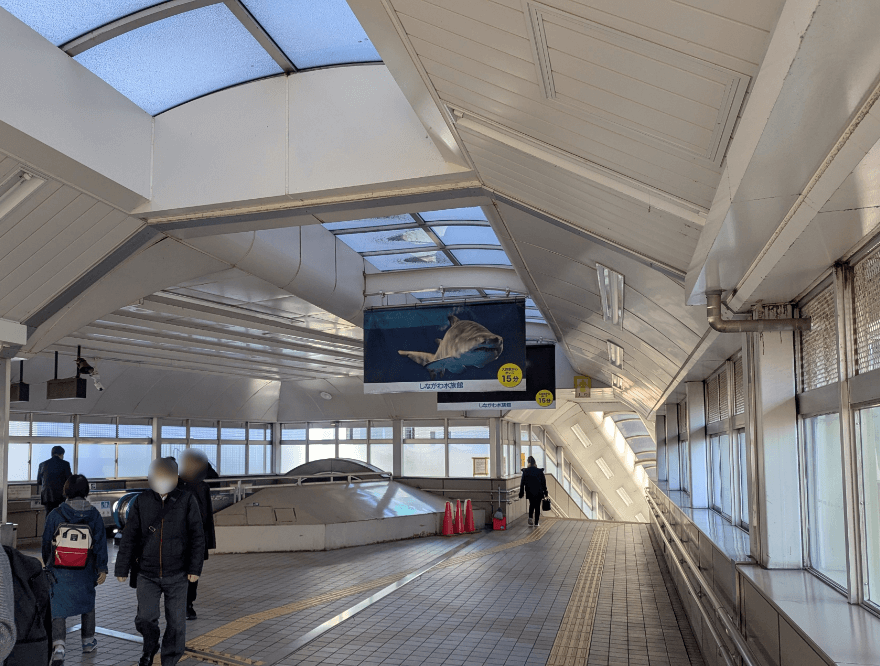 左手にエスカレーターがあるので、エスカレーターを降り、左折して直進します。