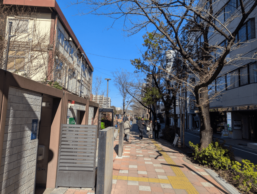 左手にエスカレーターがあるので、エスカレーターを降り、左折して直進します。