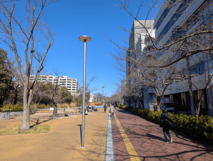 左手にベンチが見えてきます。右手にあるビルの２階にお越しください。