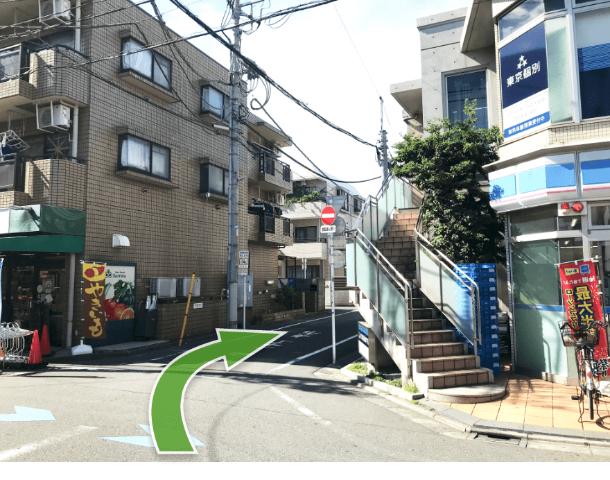 下井草駅北口を出て、ローソン奥を右折します。