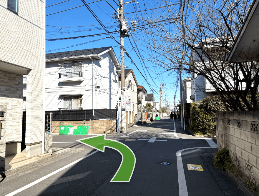 十字路を左折します。