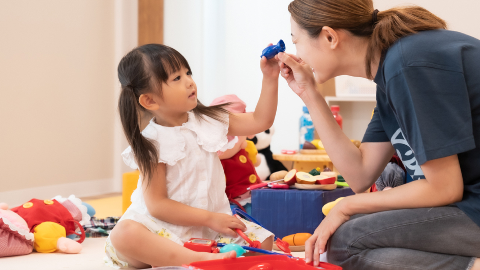 子どもたちが先生と活動する様子