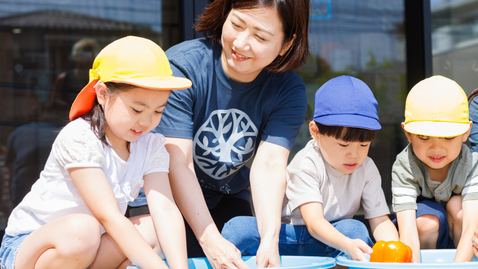 子どもたちが先生と屋外活動を楽しむ様子