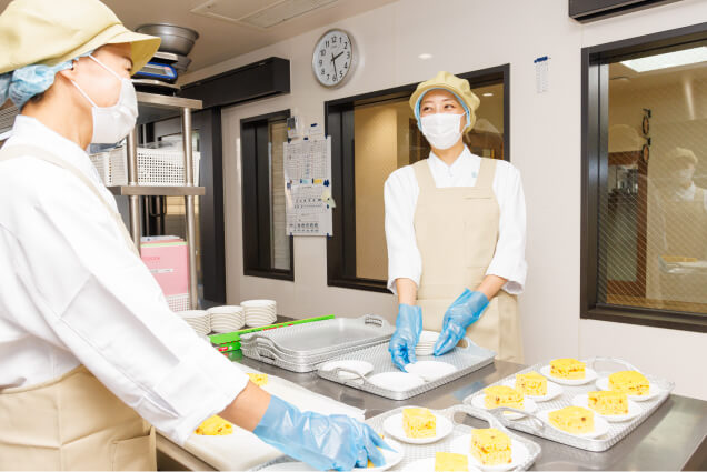 給食調理中の写真